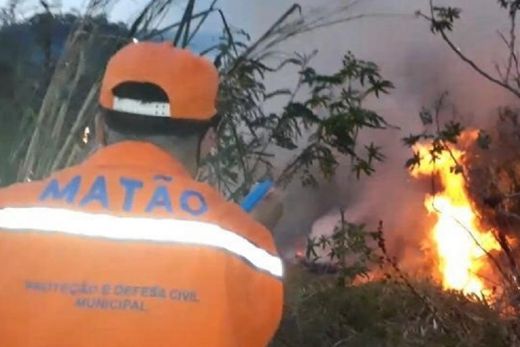 Defesa Civil combate incêndio na Vila Santa Cruz