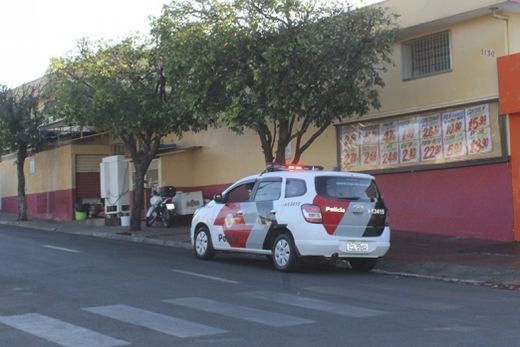 Ladrões furtam padaria e supermercado