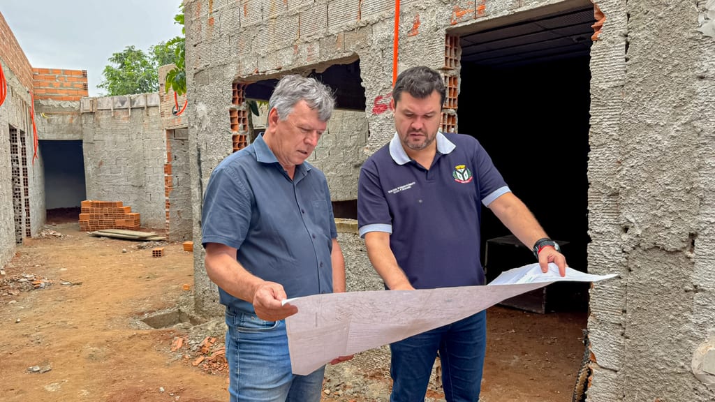 Com o projeto em mãos. O prefeito Cido Ferrari e o secretário Enio Langhi estiveram na obra para acompanhar o andamento e a qualidade dos trabalhos