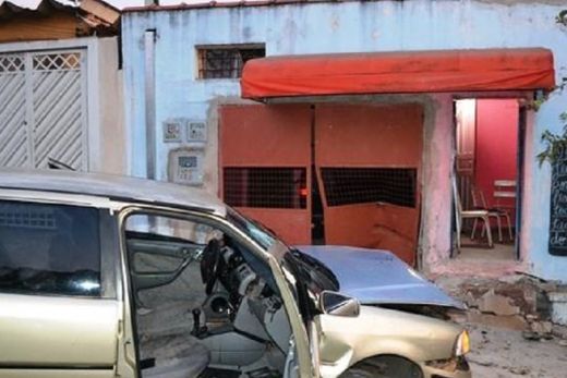 Condutor colide carro em portão no Parque Aliança