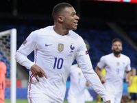Mbappé é diagnosticado com covid-19 e desfalca seleção francesa