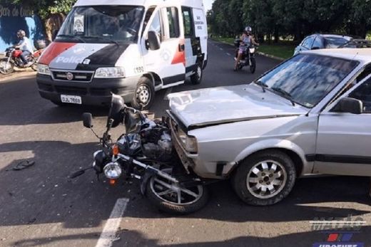 Colisão entre carro e moto deixa mulher ferida