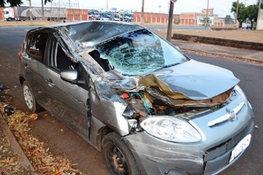 Carro colide na traseira de caminhão na Avenida Baldan