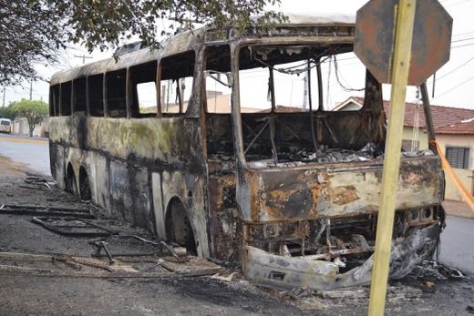 Suspeito de roubar veículo é morto em troca de tiros