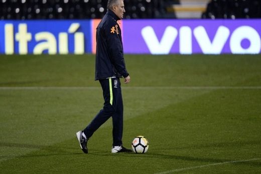 Tite em Londres, durante treino da Seleção