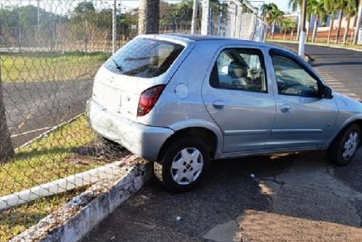 Condutor perde controle da direção e colide contra o alambrado