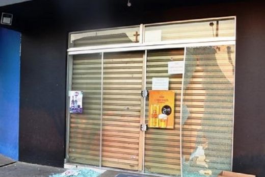 Criminosos atiram contra empório de bebidas