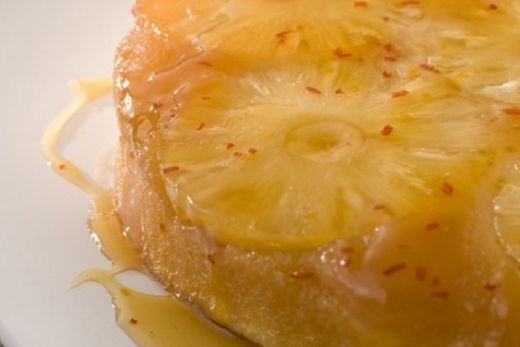 Bolo de Abacaxi com Calda de Pimenta