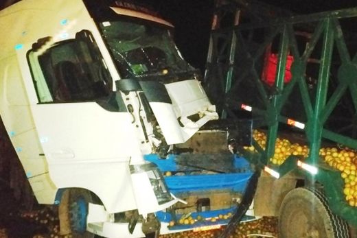 Motorista morre após carreta atingir caminhão