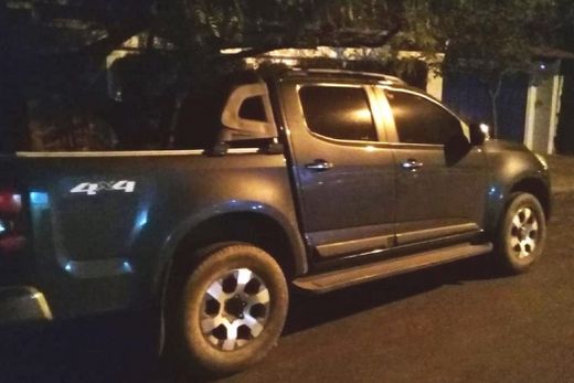 Roubo de caminhonete termina em tiroteio com a polícia