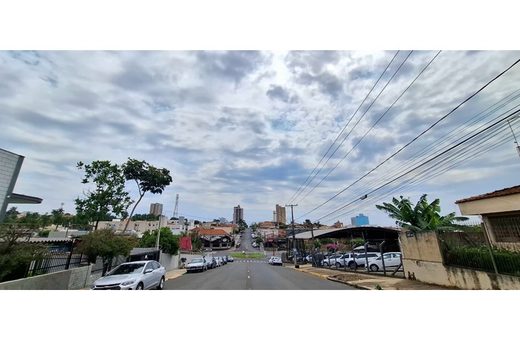 A segunda-feira (21) será marcada por períodos de sol, muitas nuvens e possibilidade de pancadas de chuva