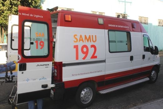 Homem sofre fratura após colidir com caminhão