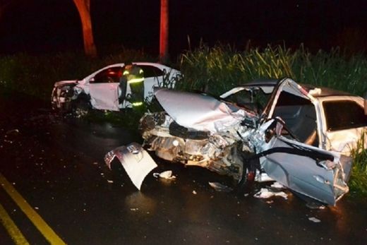 Grave acidente deixa cinco vítimas e carros destruídos