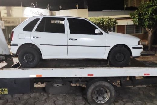 Carro de assaltantes quebra e é encontrado pela polícia