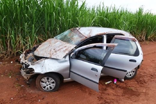 Carro capota e deixa duas mulheres feridas