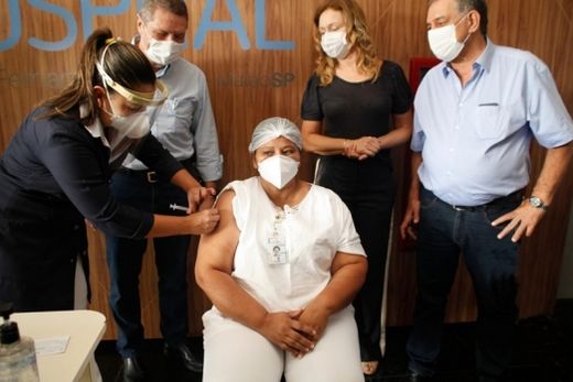 Profissionais da Saúde recebem as primeiras doses da vacina