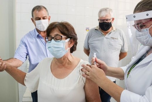 Funcionários da Saúde Pública recebem imunização contra a covid