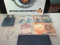 Polícia Militar apreende drogas e estoura dois pontos de tráfico
