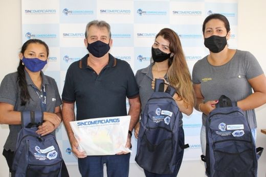 Sincomerciários iniciou entrega do kit escolar para associados