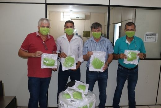 Entrega das máscaras. Ademir de Souza, Sebastião Freitas, Cido Ferrari e Roberto Dias, no Sindicato dos Servidores