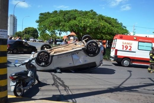 Mulher fica ferida após carro capotar na frente de supermercado