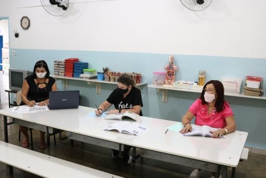 Escolas municipais fazem ação para contatar famílias de alunos