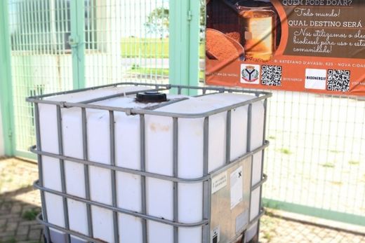 Ponto de coleta de óleo usado localizado na frente do IFSP Matão