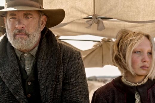 Tom Hanks e Helena Zengel. Atores interpretam os protagonistas de Relatos do mundo, do diretor Paul Greengrass