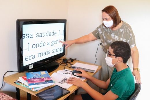 Com problemas de visão, o aluno Lucas Silva de Jesus ganhou uma escrivaninha, uma TV de 42 polegadas e uma lupa mouse que amplia e transfere imagens e textos para o monitor