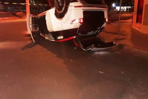 Comerciante baleado capota o carro em tentativa de fuga