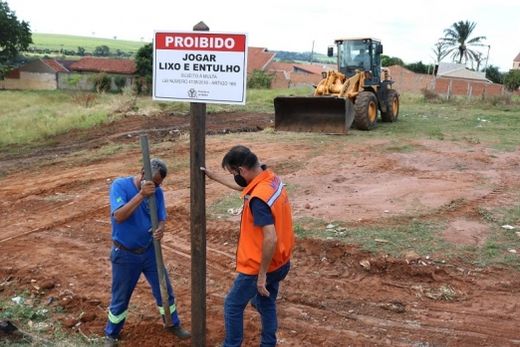 Depositar lixo em local proibido pode gerar multa