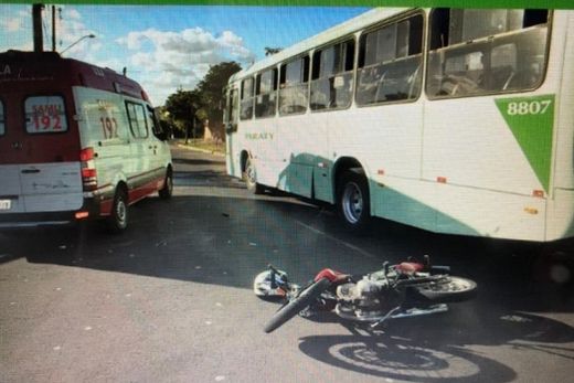 Colisão em ônibus coletivo deixa motociclista ferido no Portal