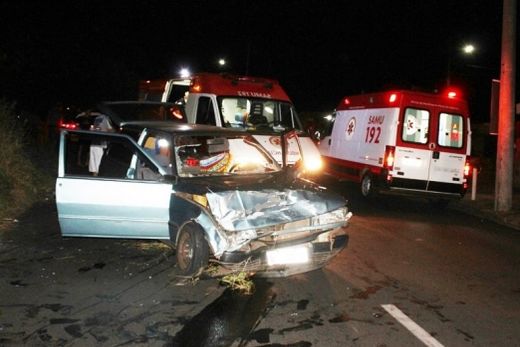Condutora perde o controle de freios e colide com outro carro