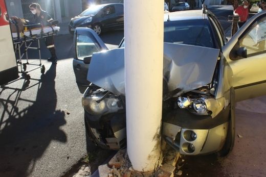 Motorista colide carro contra poste de iluminação