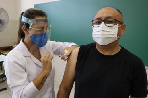 Segue a vacinação contra covid em idosos e profissionais da Educação