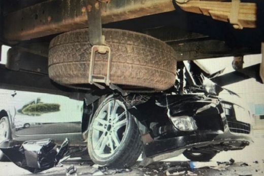 Carro vai parar debaixo de baú de caminhão na Rua São Lourenço