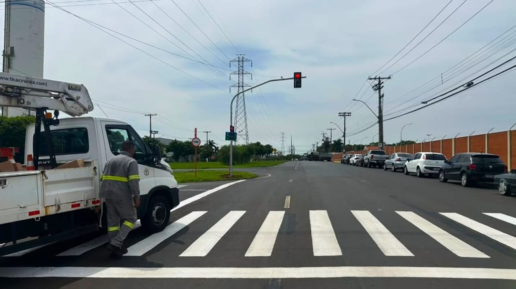Torre de semáforo no cruzamento da Avenida Baldan com a Avenida 15 de Novembro foi instalada