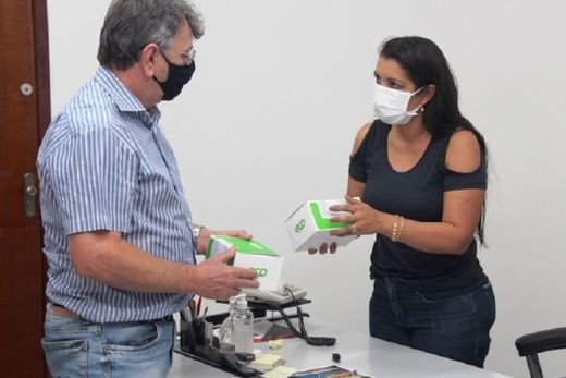 Ana Mondini entrega testes para detecção de covid para Cido Ferrari