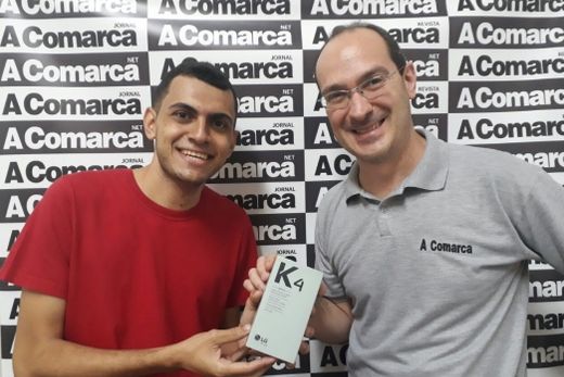 Victor Dejani recebe o celular do editor Paulo Sérgio Gabriel Filho