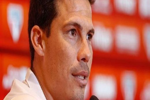 Hernanes anuncia permanência na China