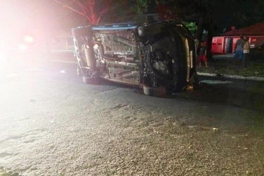 Mulher fica ferida após perder o controle de seu veículo