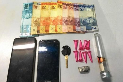 Força Tática apreende droga, dinheiro e recupera carro roubado