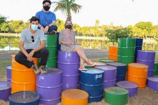 Projeto Arte na Praça promove grafitagem em latões