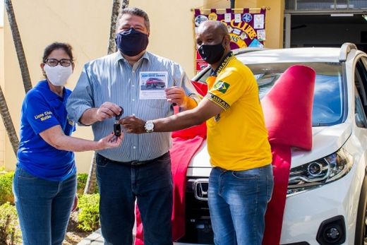Lions de Matão entrega carro a Cristiano Rossi