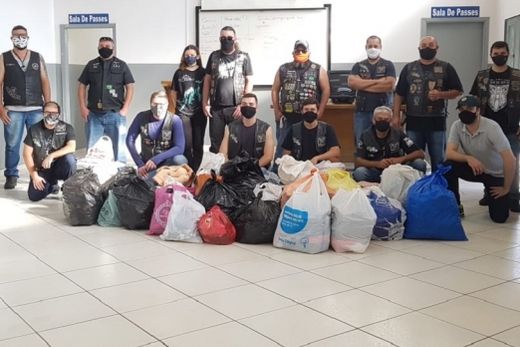 Moto Clubes realizam doação de roupas