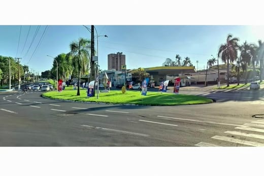 Windbanners instalados em canteiro central ou rotatória. A propaganda eleitoral nesses espaços depende das características do local e da avaliação da Justiça Eleitoral