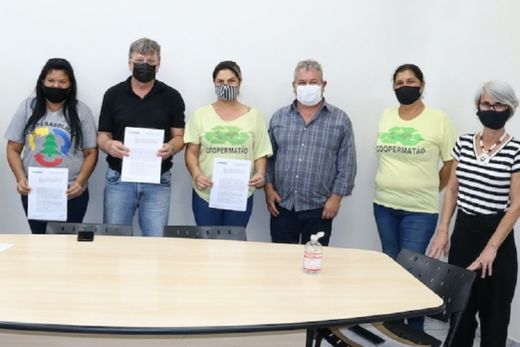 Prefeitura e cooperativas de coleta de recicláveis firmam contrato