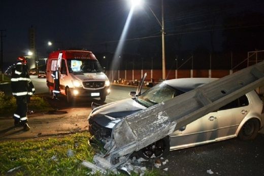 Colisão em poste obriga empresas a dispensar os funcionários