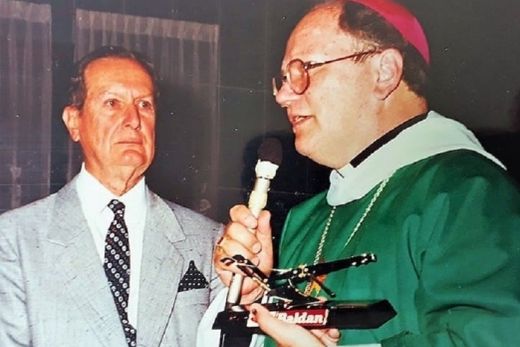Galeria da Cidade - Oscar Baldan entregando miniatura a Dom Bruno