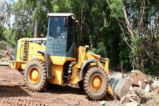 Prefeitura realiza limpeza e interdição de área utilizada para descarte de entulho